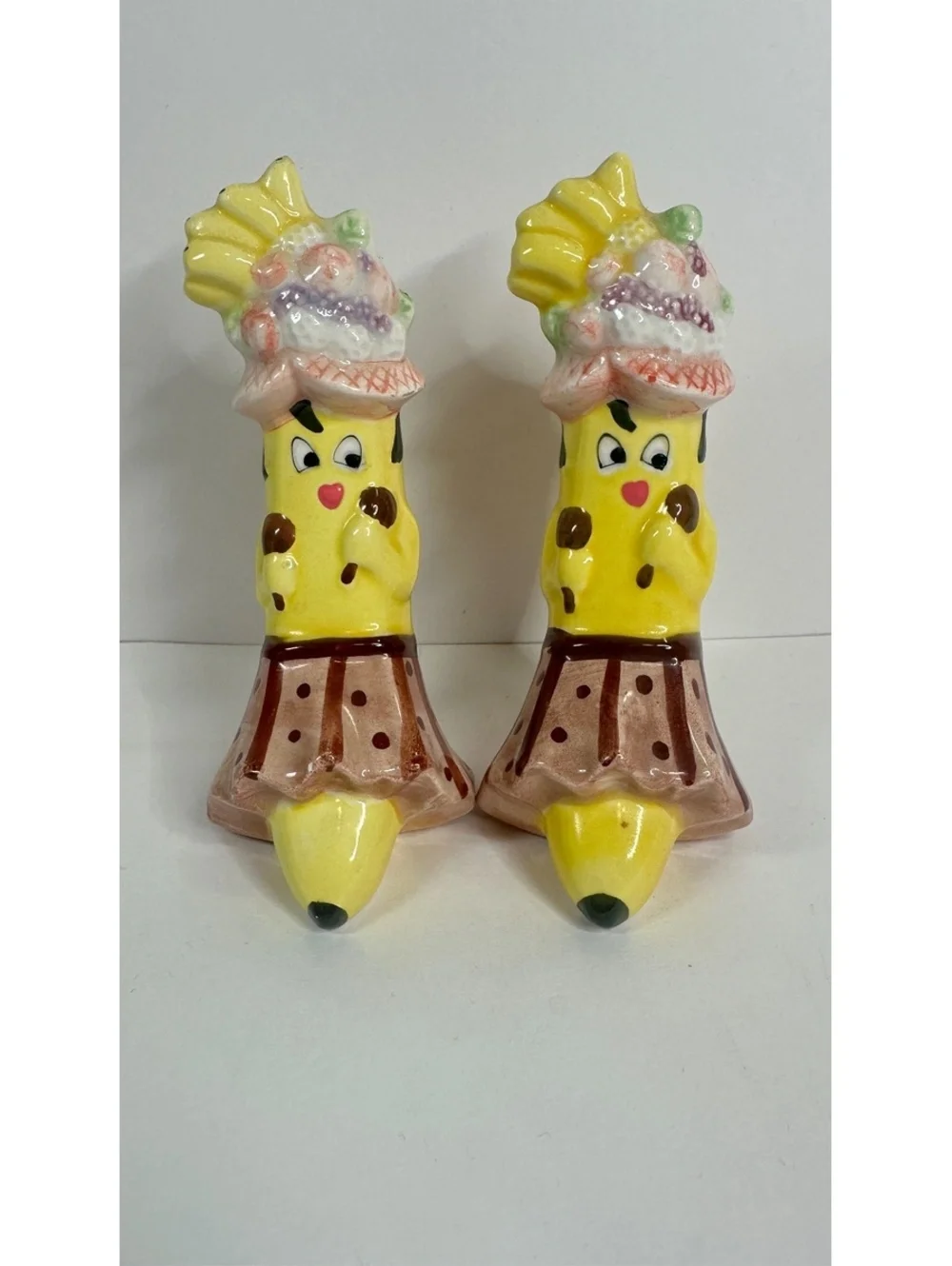 Vtg Dancing Bananas Salt & Pepper Shakers Anthropomorphic Fruit Hat Hula Kitschy